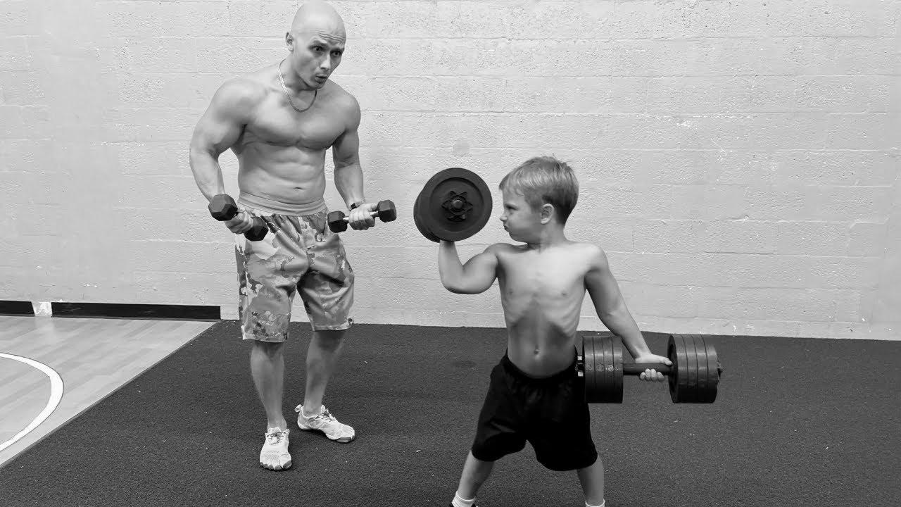 Methods to change into STRONG?!  5 Year Outdated Boy Lifts Heavy Weights